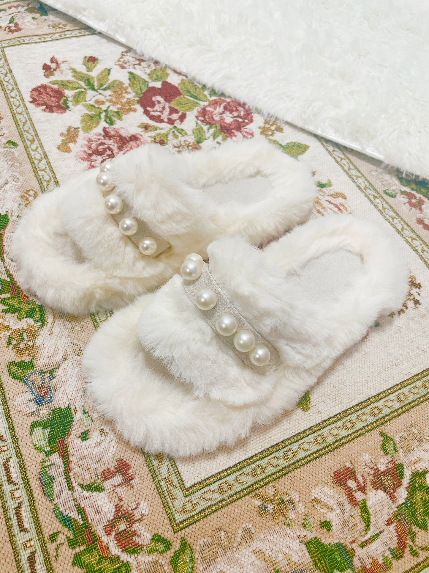 パール付きファースリッパ