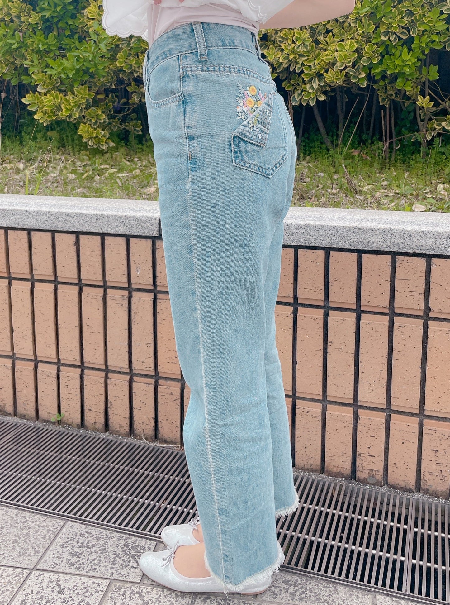 フラワー刺繍ストレートデニム