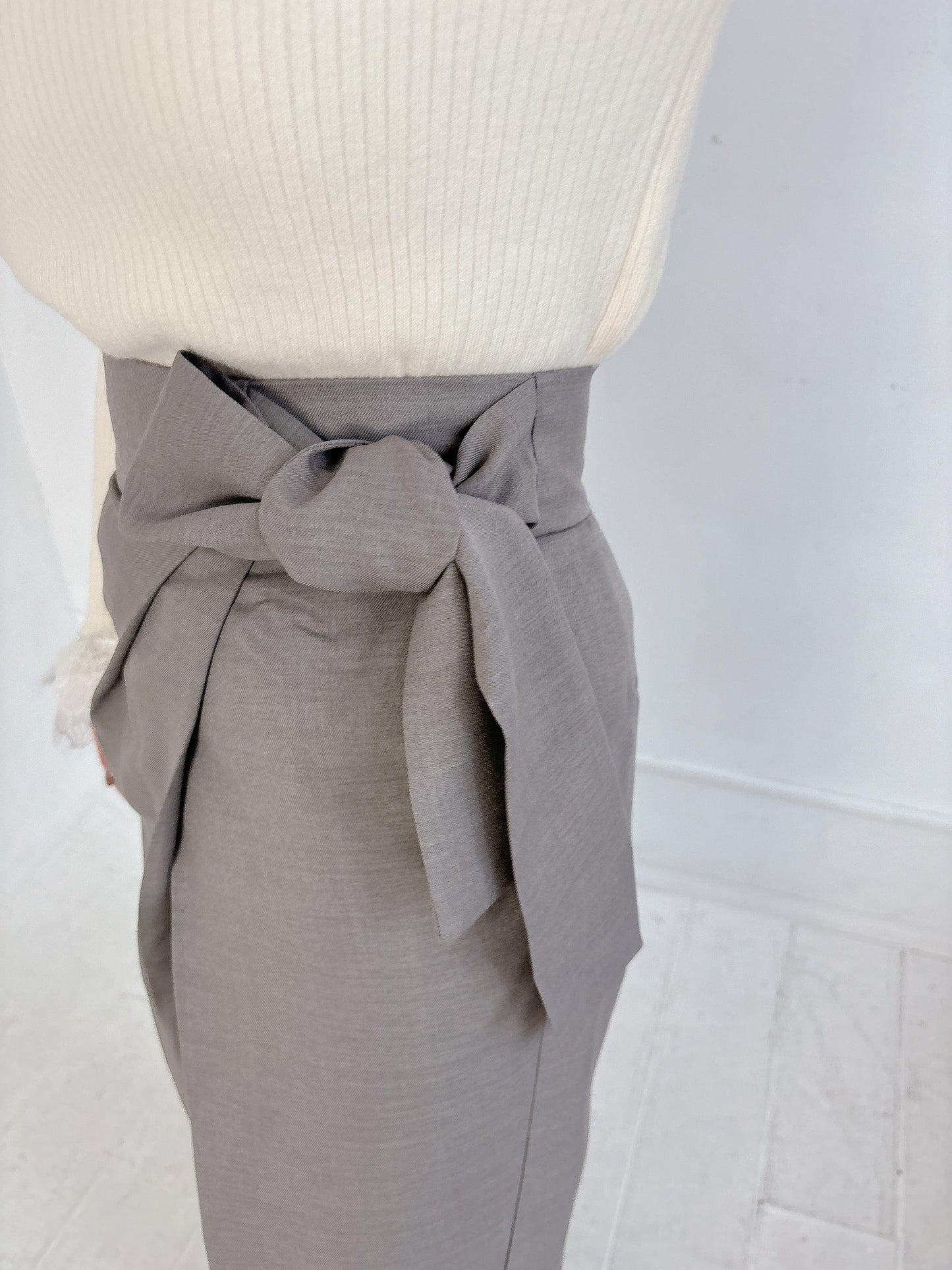 リボンラップ風テーパードパンツ