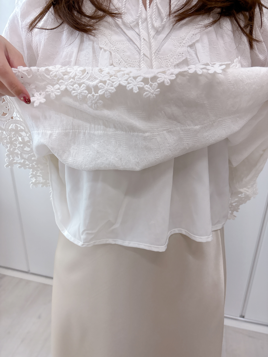 裾レースコットンブラウス