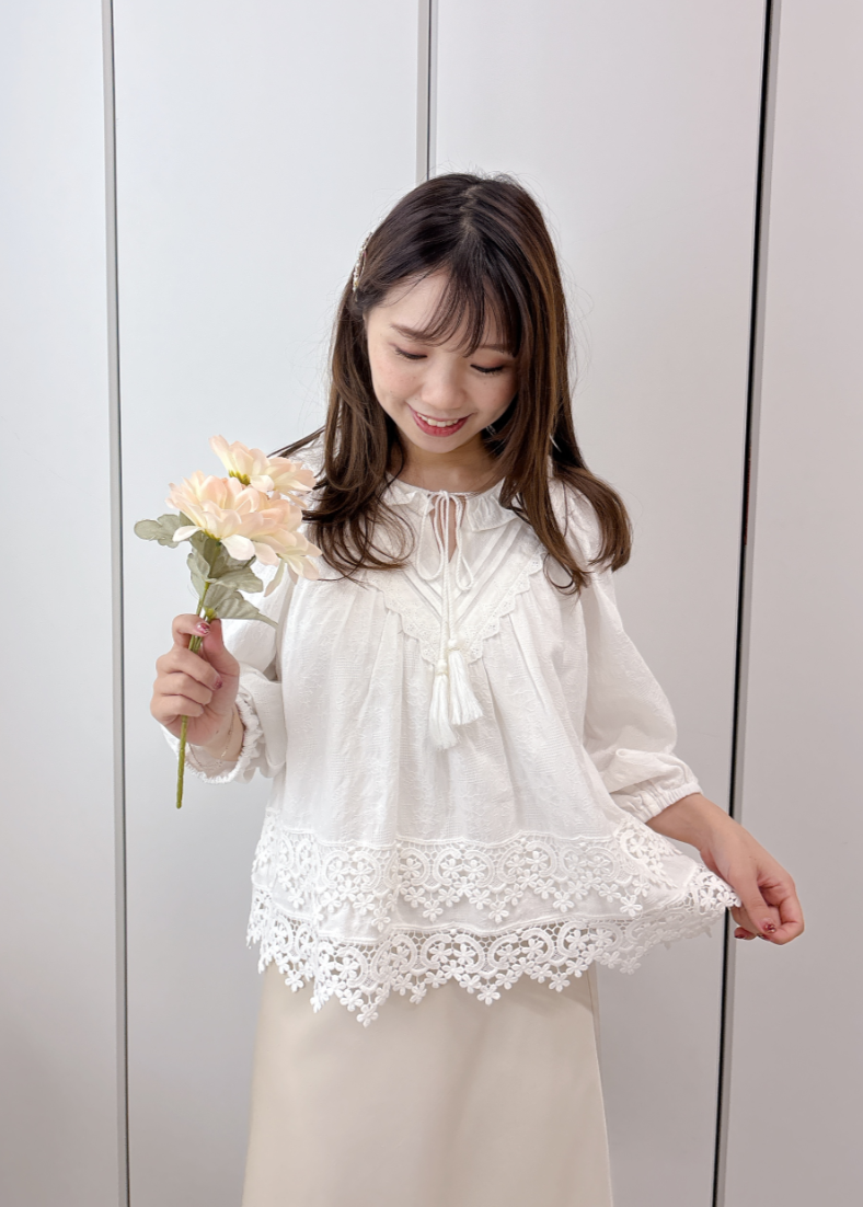 裾レースコットンブラウス