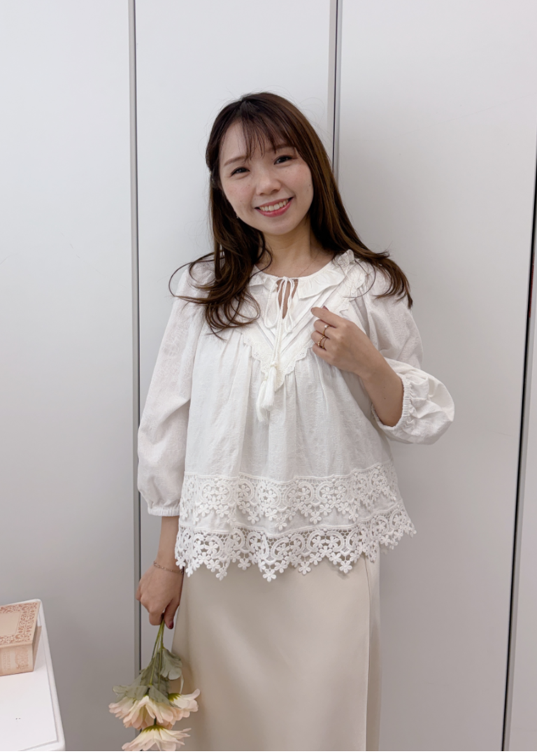 裾レースコットンブラウス