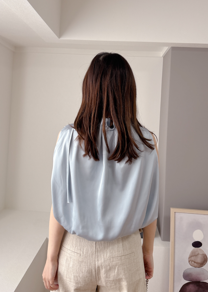 サイドリボンサテンブラウス