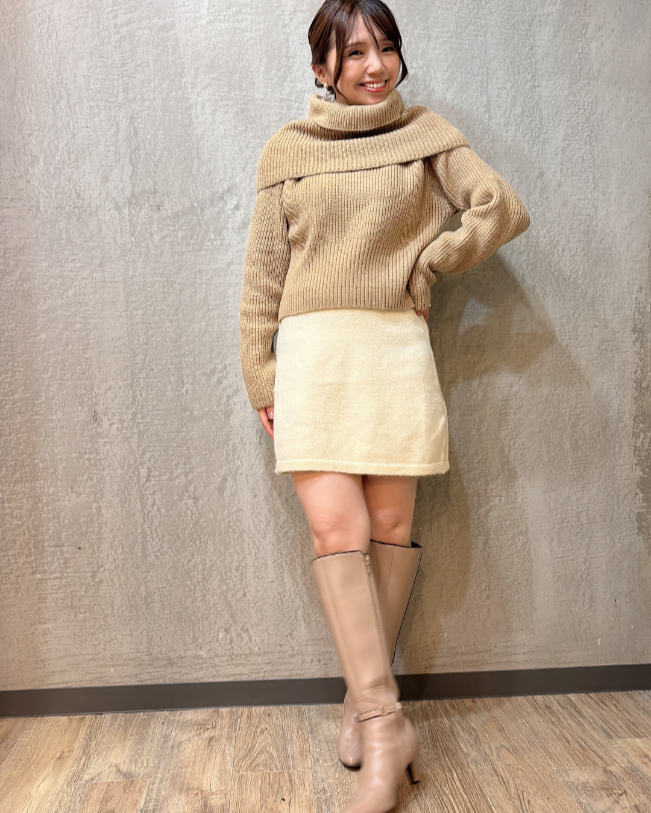 スヌード付きVネックニット