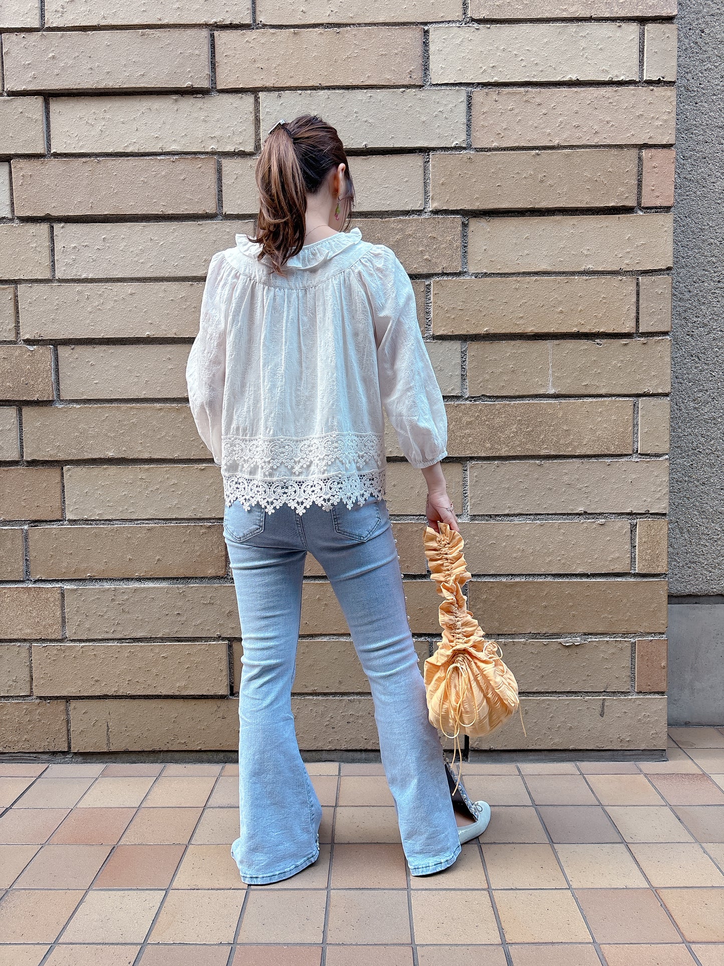 裾レースコットンブラウス