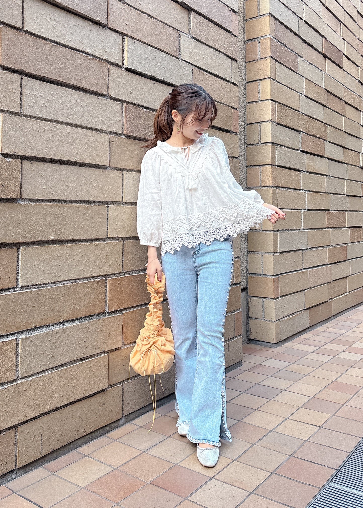 裾レースコットンブラウス