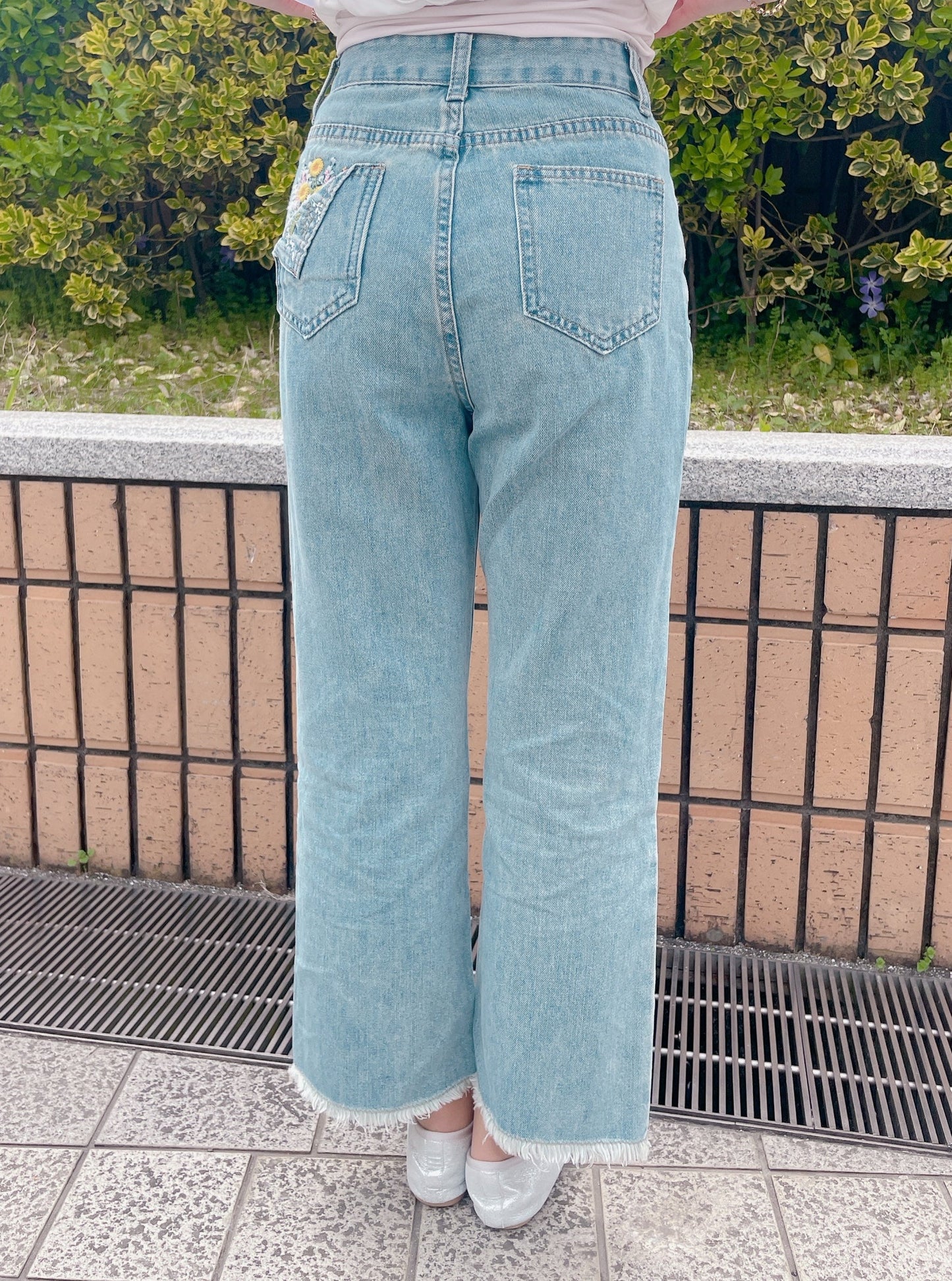 フラワー刺繍ストレートデニム