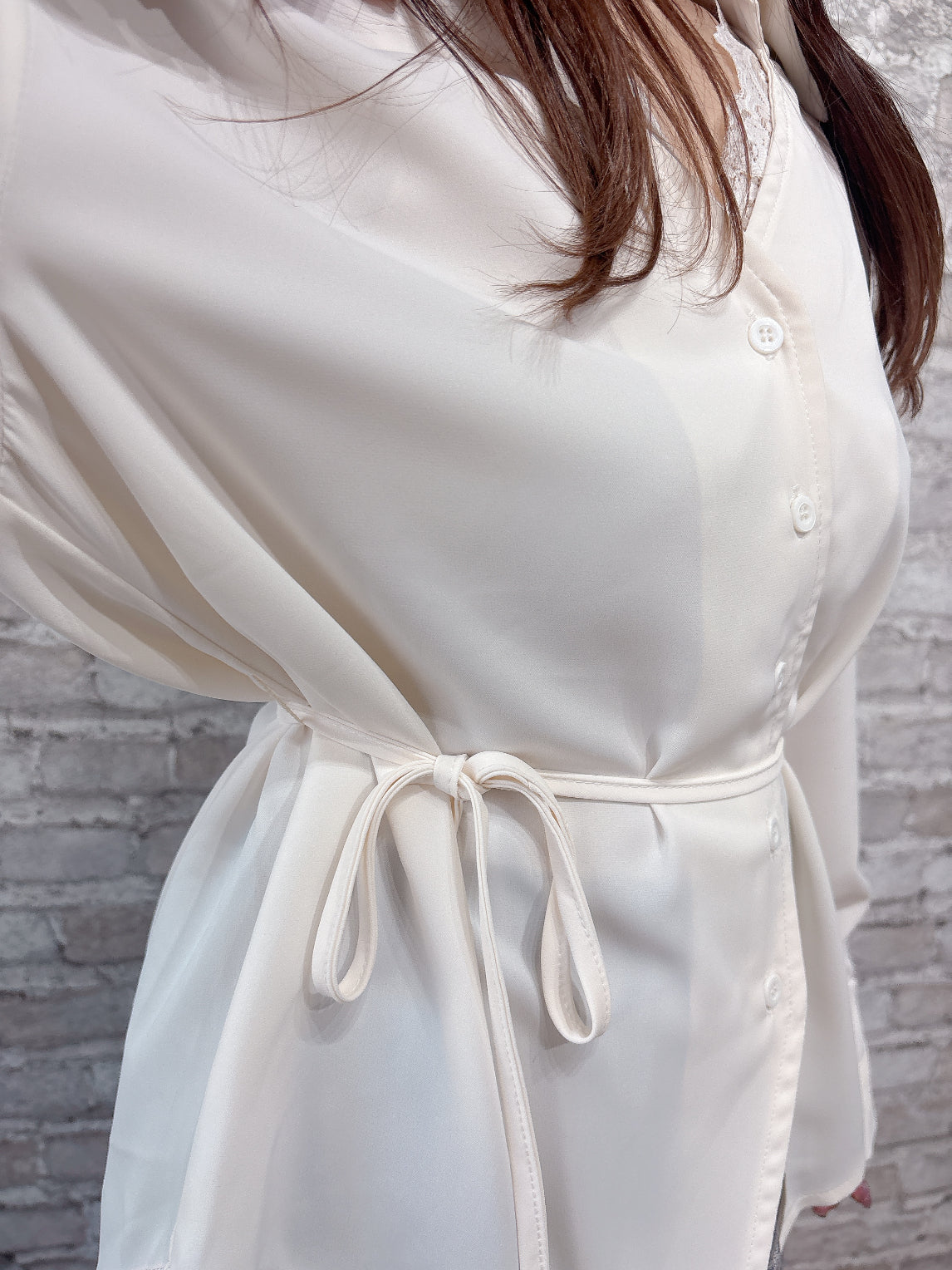 リボン付きシャツ