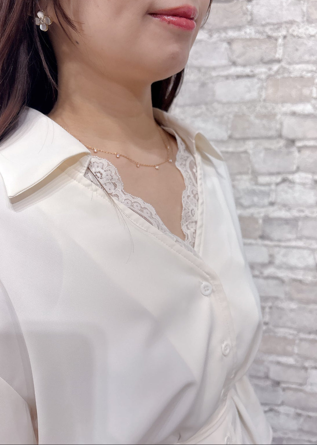 リボン付きシャツ