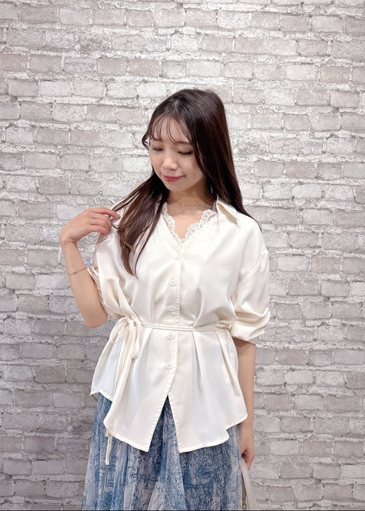 リボン付きシャツ