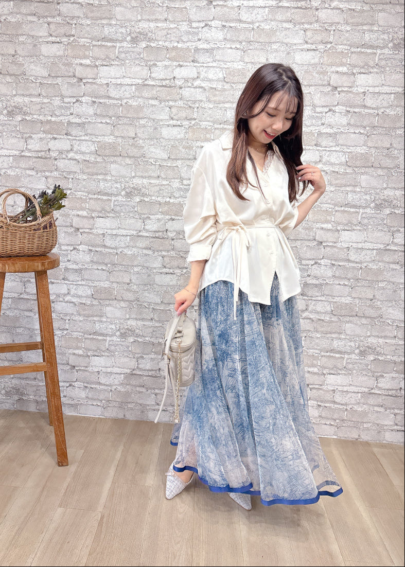 リボン付きシャツ