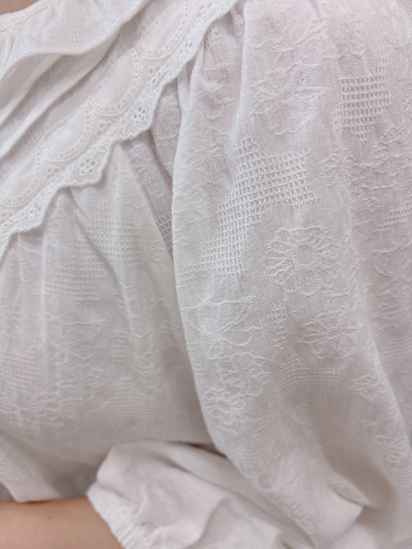裾レースコットンブラウス