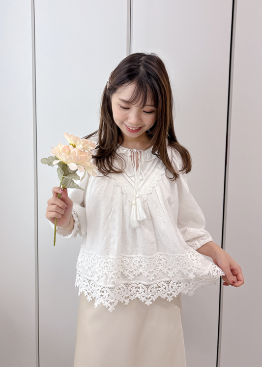裾レースコットンブラウス